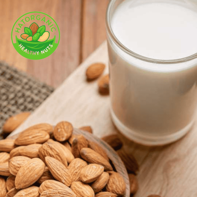 Ảnh cốc sữa hạnh nhân có chứa logo hatorganic