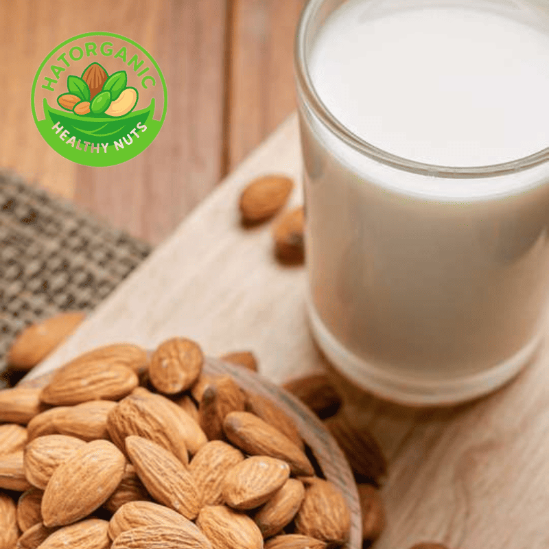 Ảnh cốc sữa hạnh nhân có chứa logo hatorganic