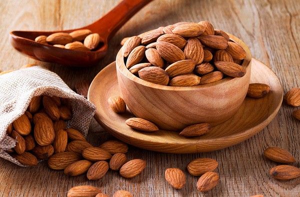 Hạt hạnh nhân ăn sống được không?